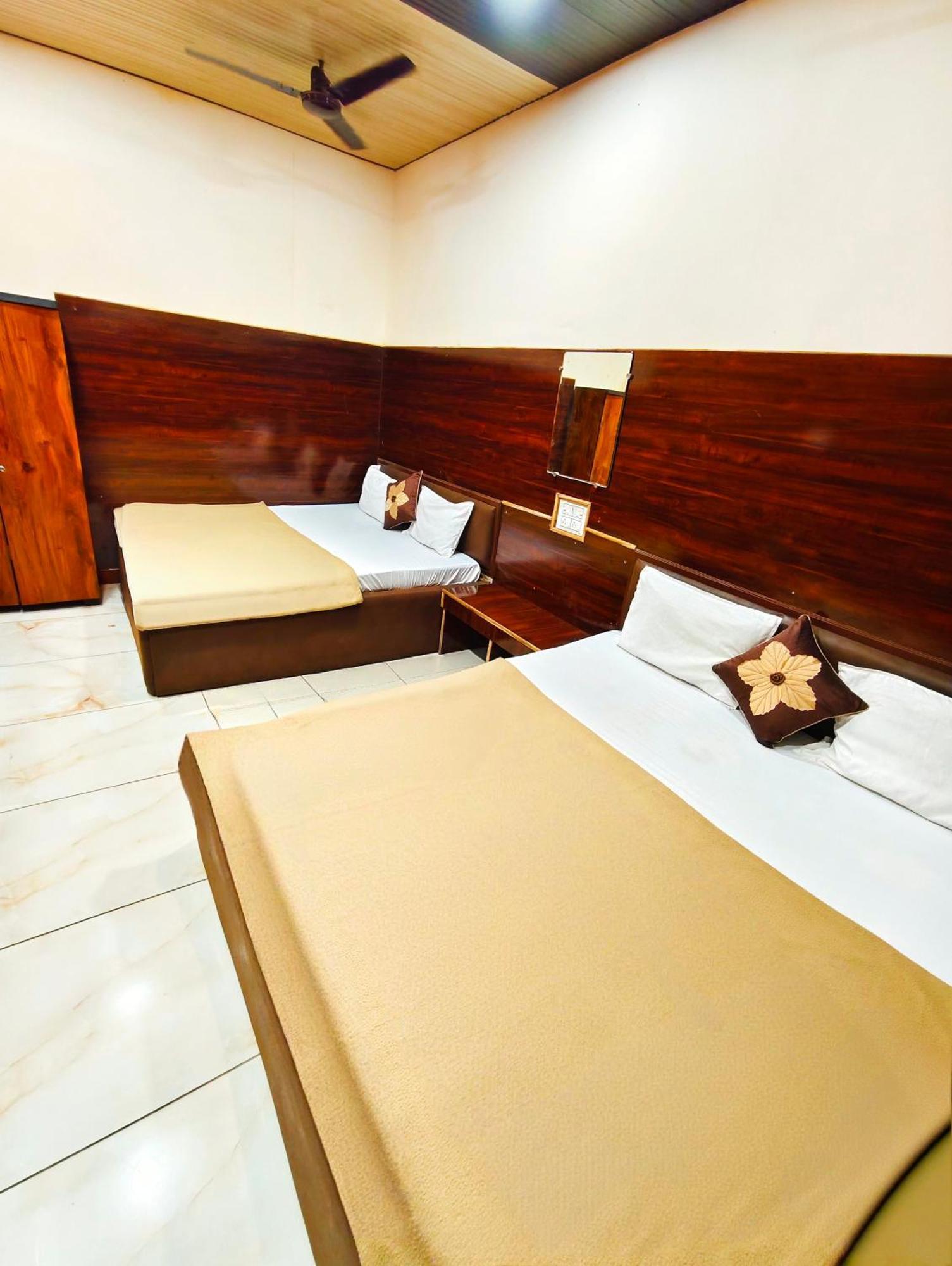Hotel Om Palace Ujjain Bagian luar foto