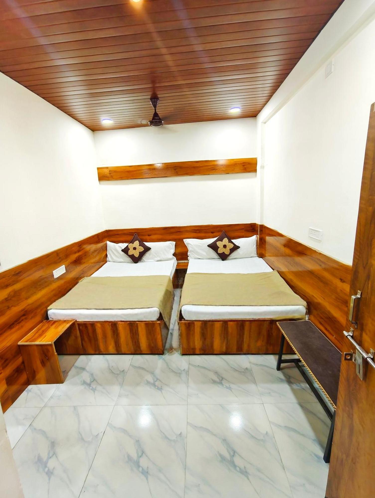Hotel Om Palace Ujjain Bagian luar foto
