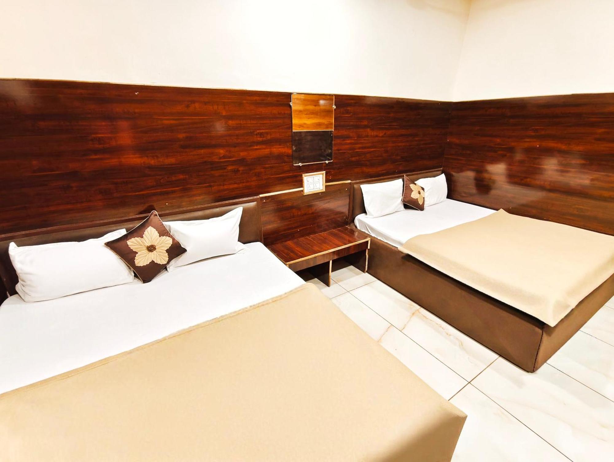 Hotel Om Palace Ujjain Bagian luar foto