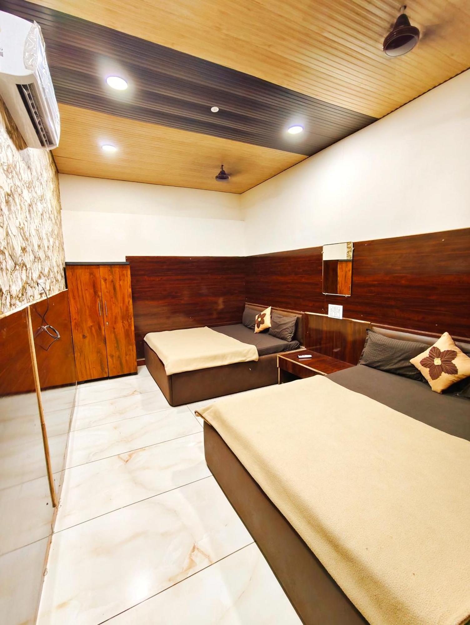 Hotel Om Palace Ujjain Bagian luar foto